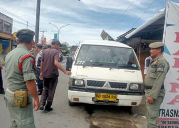 Satpol PP dan Dishub Madina Razia Angkot dan Santri yang Merokok