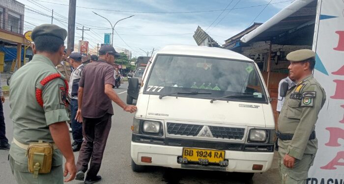 Satpol PP dan Dishub Madina Razia Angkot dan Santri yang Merokok
