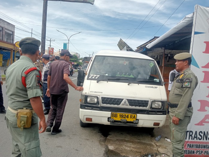 Satpol PP dan Dishub Madina Razia Angkot dan Santri yang Merokok