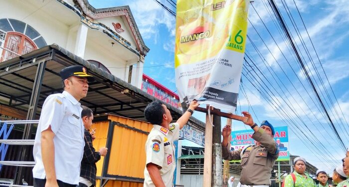 Satpol PP Madina Bersihkan Belantara Spanduk Ilegal di Jalur Protokol Panyabungan
