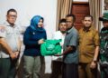 Wabup Madina Salurkan Bantuan Sembako untuk Petani Sayurmatua