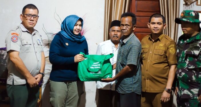 Wabup Madina Salurkan Bantuan Sembako untuk Petani Sayurmatua