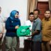 Wabup Madina Salurkan Bantuan Sembako untuk Petani Sayurmatua