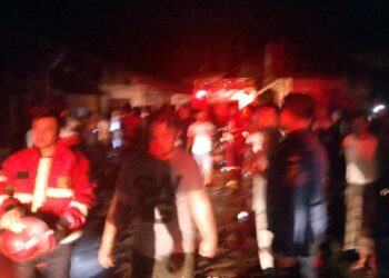Warga Lumban Pinasa Berjibaku Padamkan Api yang Melahap Tiga Rumah