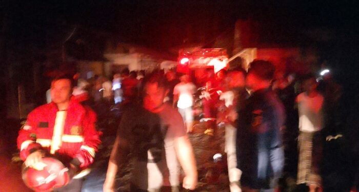 Warga Lumban Pinasa Berjibaku Padamkan Api yang Melahap Tiga Rumah