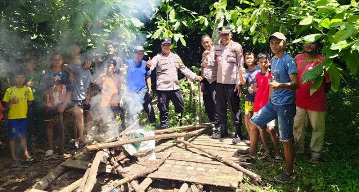Warga Padangsidimpuan dan Polisi Bakar Gubuk Transaksi Narkoba