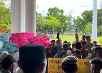 VIDEO: Demo Ricuh di Kantor Bupati Madina, Warga Desak Kepala Desa Sopobatu Dicopot
