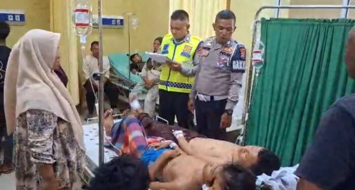 Angkot Bawa Santri Musthafawiyah Terjun ke Jurang Diduga Salib Truk dari Kiri