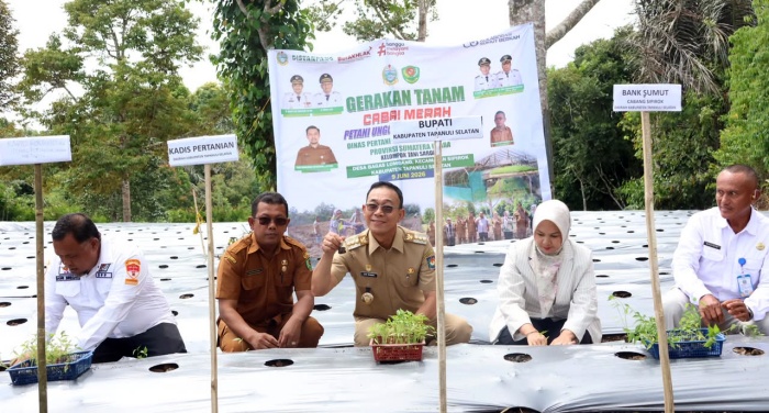Bupati Tapsel Tawarkan KUR Bunga Nol Persen untuk Petani