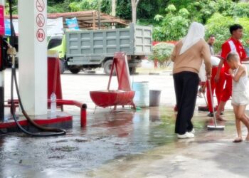 VIDEO: Detik-detik Mobil Carry Diduga Tangki Siluman Terbakar di SPBU Saba Purba