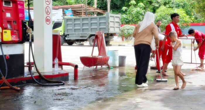 VIDEO: Detik-detik Mobil Carry Diduga Tangki Siluman Terbakar di SPBU Saba Purba
