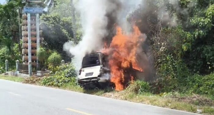 VIDEO: Detik-detik Mobil Carry Diduga Tangki Siluman Terbakar di SPBU Saba Purba