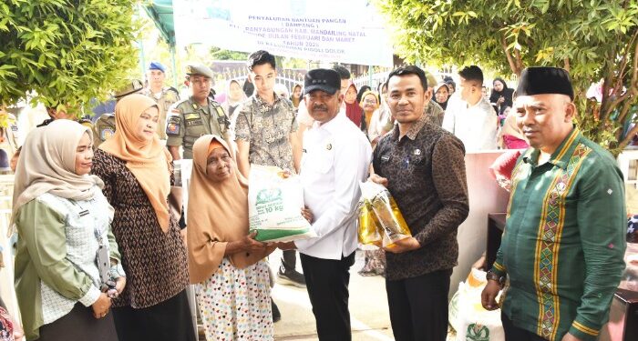 Bupati Madina Salurkan 62 Ribu Paket Bantuan Beras dan Minyak Goreng