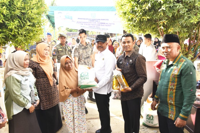 Bupati Madina Salurkan 62 Ribu Paket Bantuan Beras dan Minyak Goreng