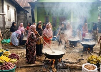 Kuali Bubur Asyura Jadi Pemersatu di Desa Muara Mais