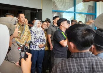 Temui Demonstran, Bupati Madina dan Mahasiswa Dialog Bahas 15 Tuntutan