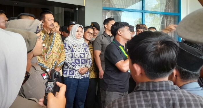 Temui Demonstran, Bupati Madina dan Mahasiswa Dialog Bahas 15 Tuntutan