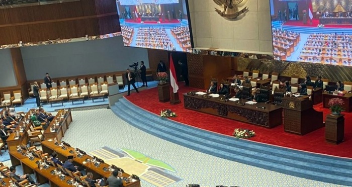 Tok…! DPR Sahkan Revisi UU Polri, Atur Batas Usia Pensiun Perwira Tinggi