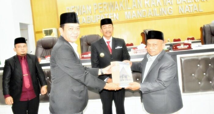 Bupati Madina Janji Bentengi Guru dari Ancaman Kriminalisasi