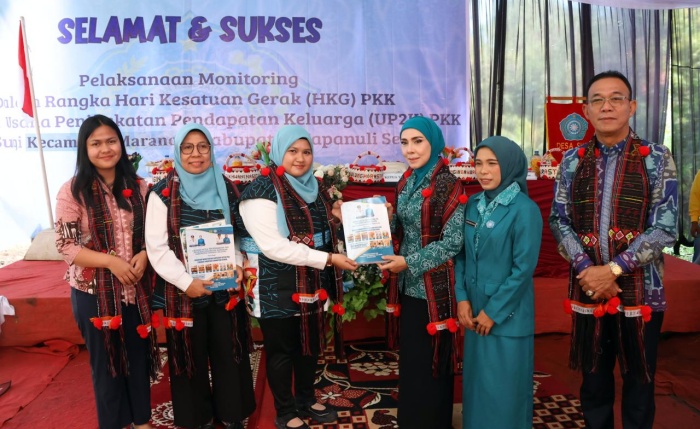 Bupati Tapsel Serukan Lawan Pinjol Lewat Pemberdayaan Perempuan