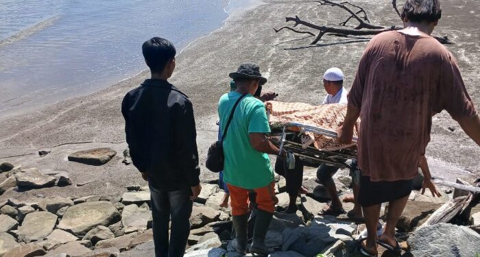 Jenazah Warga Pulau Tamang Dievakuasi Pakai Perahu Nelayan, Camat Minta Ambulans Laut