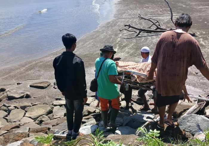 Jenazah Warga Pulau Tamang Dievakuasi Pakai Perahu Nelayan, Camat Minta Ambulans Laut