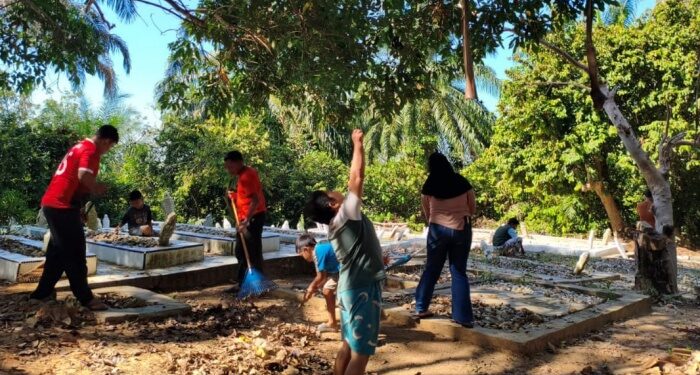 Mahasiswa KKN Kelompok 25 STAIN Madina Gebrak Gotong-royong di Palas