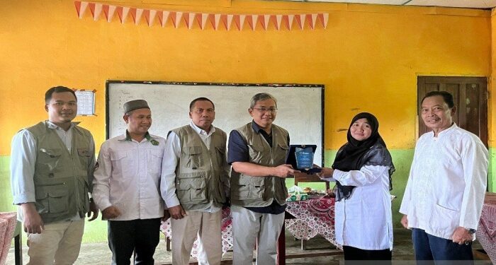 PT SMGP Bantu Fasilitas Sanitasi dan Laptop Madrasah di Sibanggor Julu
