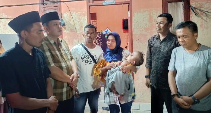 Pemkab Madina Fasilitasi Pengobatan Bayi Penderita Tumor Mata ke RSUP Padang