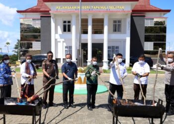 Polres dan Kejari Tapsel Musnahkan 8,3 Kg Ganja dan Sabu Sitaan