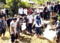 Wabup Atika Tabur Benih Ikan di Lubuk Larangan Desa Lumban Dolok