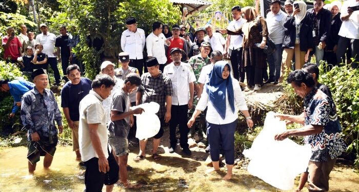Wabup Atika Tabur Benih Ikan di Lubuk Larangan Desa Lumban Dolok