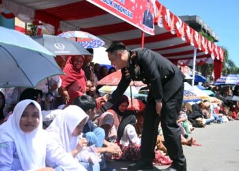 Aksi Humanis Kapolres Padangsidimpuan Sapa Warga Warnai Pawai HUT ke-81 RI