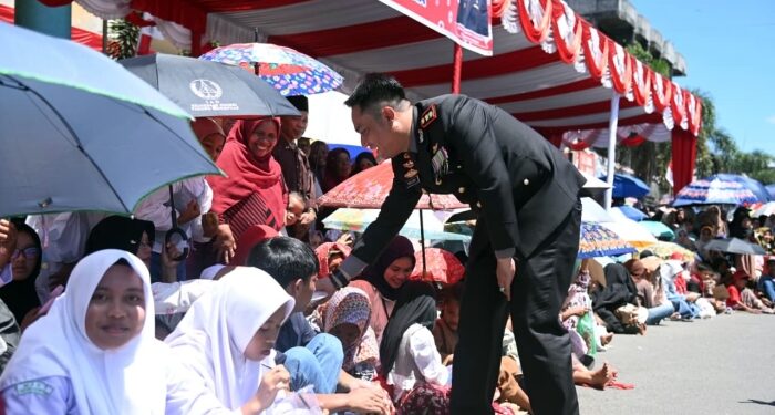 Aksi Humanis Kapolres Padangsidimpuan Sapa Warga Warnai Pawai HUT ke-81 RI