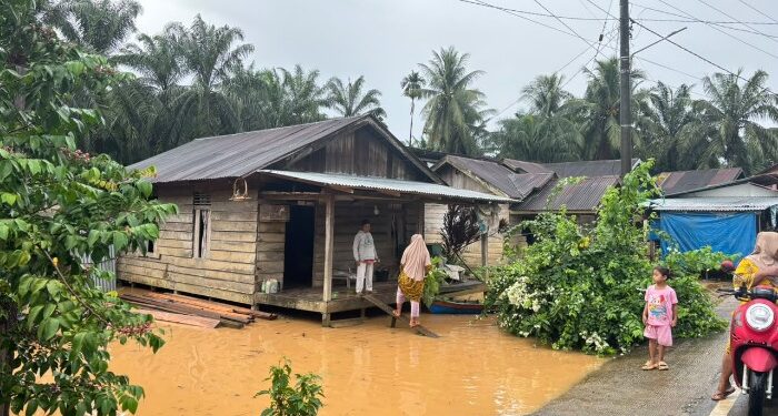 Hari Ini Banjir Rendam Puluhan Rumah di Batahan dan Sinunukan