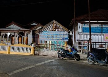 Keluarga Jamaah Umrah yang Terlantar di Kualanamu Geruduk Rumah Ustaz Alwi di Panyabungan