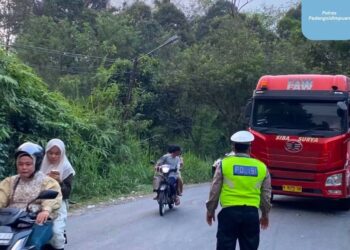 Truk Pupuk Tergelincir di Simirik, Warga Desak Pelebaran Jalan