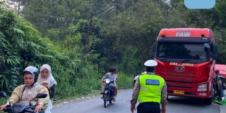 Truk Pupuk Tergelincir di Simirik, Warga Desak Pelebaran Jalan