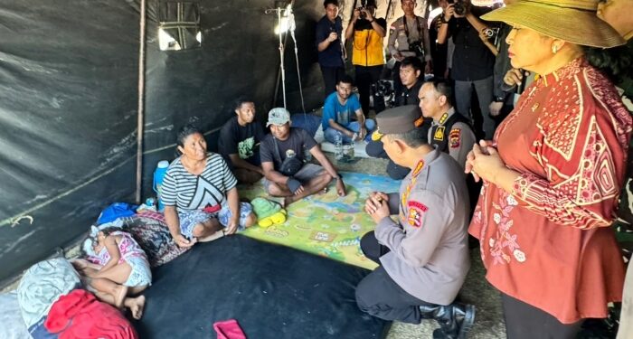 Ketika Tangan Kapolri Merangkul Harapan Pengungsi di NTT