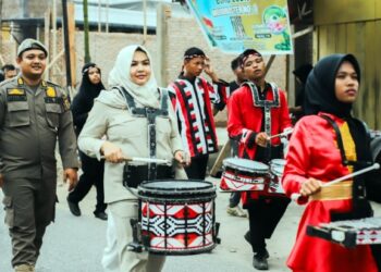 Ketika Wabup Atika Tak Kuasa Menahan Hasrat Main Drum Band