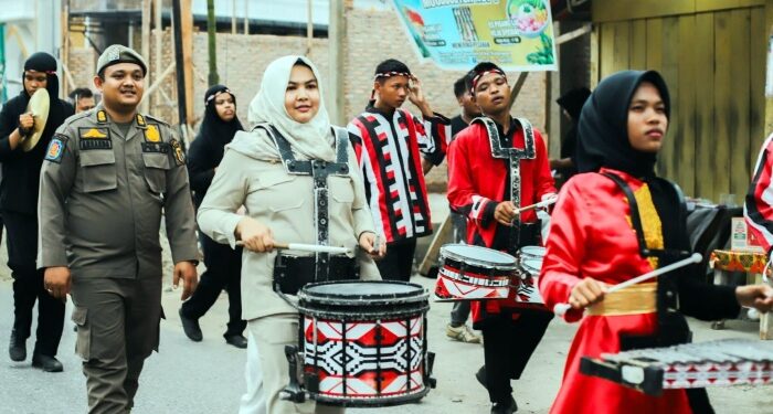 Ketika Wabup Atika Tak Kuasa Menahan Hasrat Main Drum Band