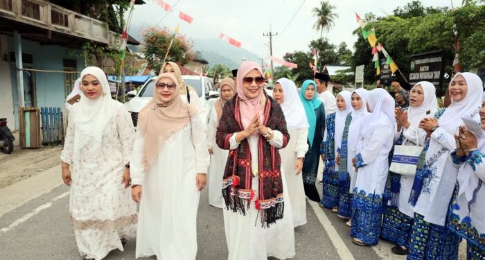 Sentuhan Kasih Yupri Astuti pada MomenMaulid Nabi di Panyabungan Timur