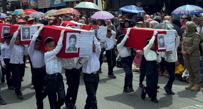 Unik, SD Negeri 083 Pidoli Usung Peti Jenazah Pahlawan di Karnaval Kemerdekaan RI