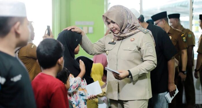 Wabup Madina Santuni Puluhan Anak Yatim di Masjid Istiqomah Panyabungan II