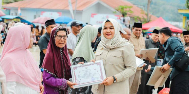 Wabup Madina Serahkan Tali Asih kepada Keluarga Veteran di Kotanopan