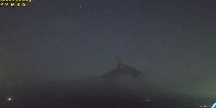 Gunung Semeru Erupsi Empat Kali Disertai  Suara Gemuruh Kuat