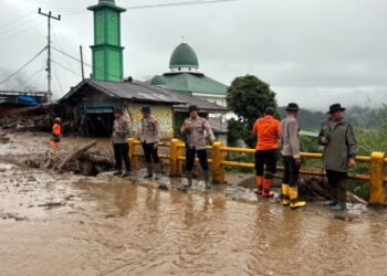 Dalam Hitungan Menit, Pasukan Brimob Diterjunkan ke Lokasi Galodo Solok