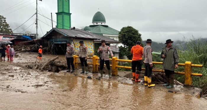 Dalam Hitungan Menit, Pasukan Brimob Diterjunkan ke Lokasi Galodo Solok