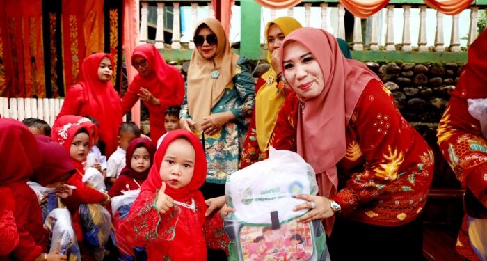 Bunda PAUD Madina Serahkan Bantuan untuk PAUD Kejora Desa Jambur Baru