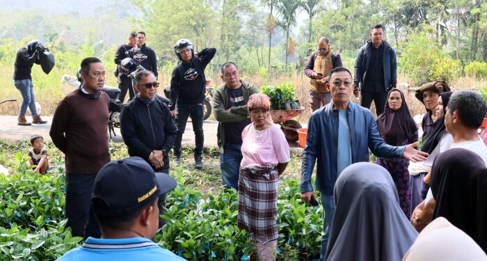 Bupati Tapsel Naik Motor untuk Kawal Bantuan Kopi dan Ikan di Desa-desa